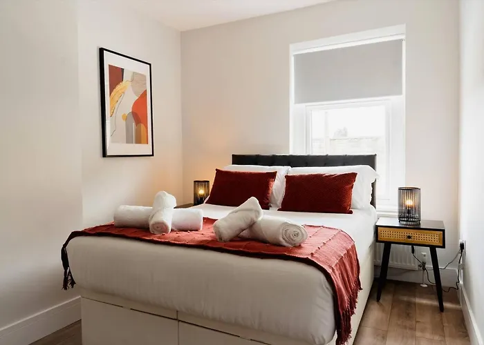 Vakantiehuis Modern House, Sleeps 5, Canal & Parking *