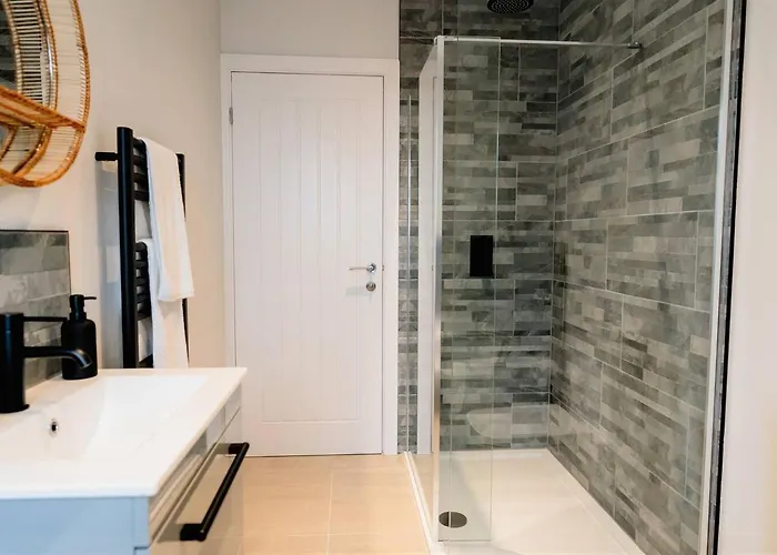 Vakantiehuis Modern House, Sleeps 5, Canal & Parking *