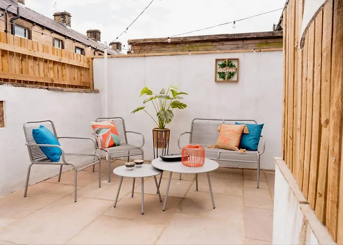 Modern House, Sleeps 5, Canal & Parking * Skipton
